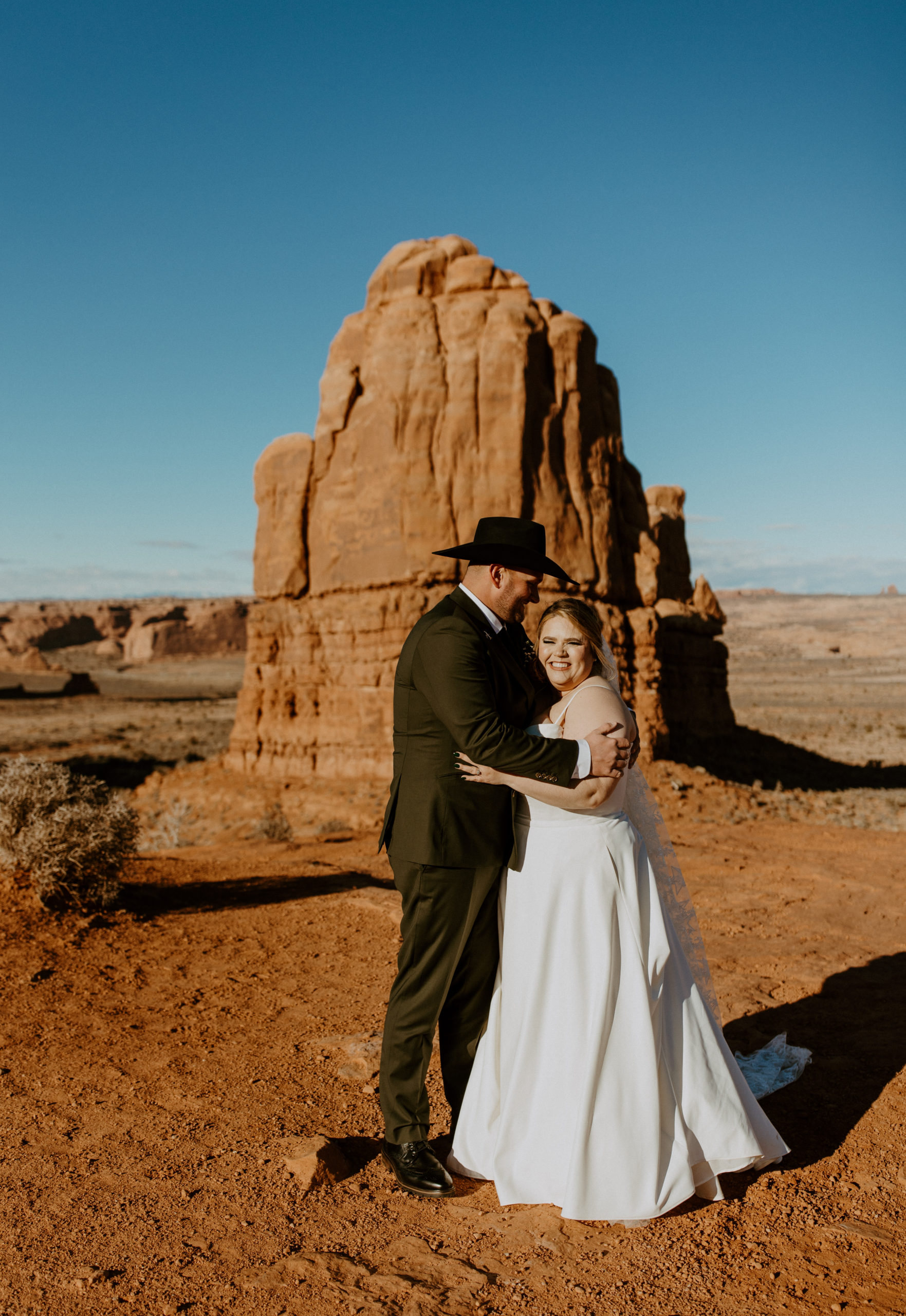 the couple hugging at Arches National Park in Utah