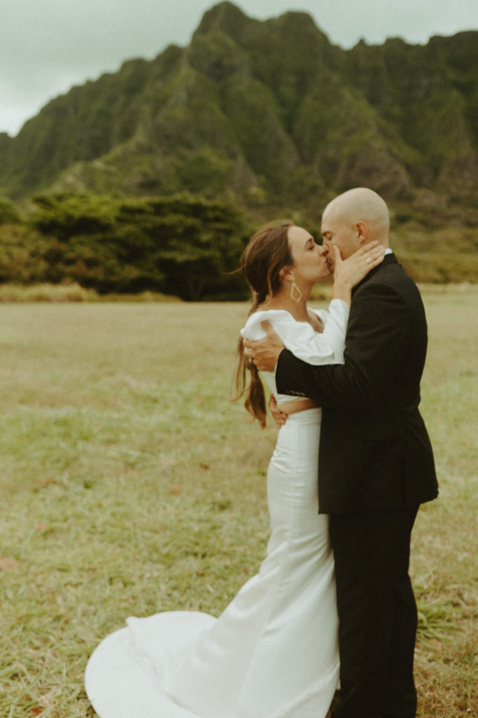 the couple kissing in Oahu Hawaii