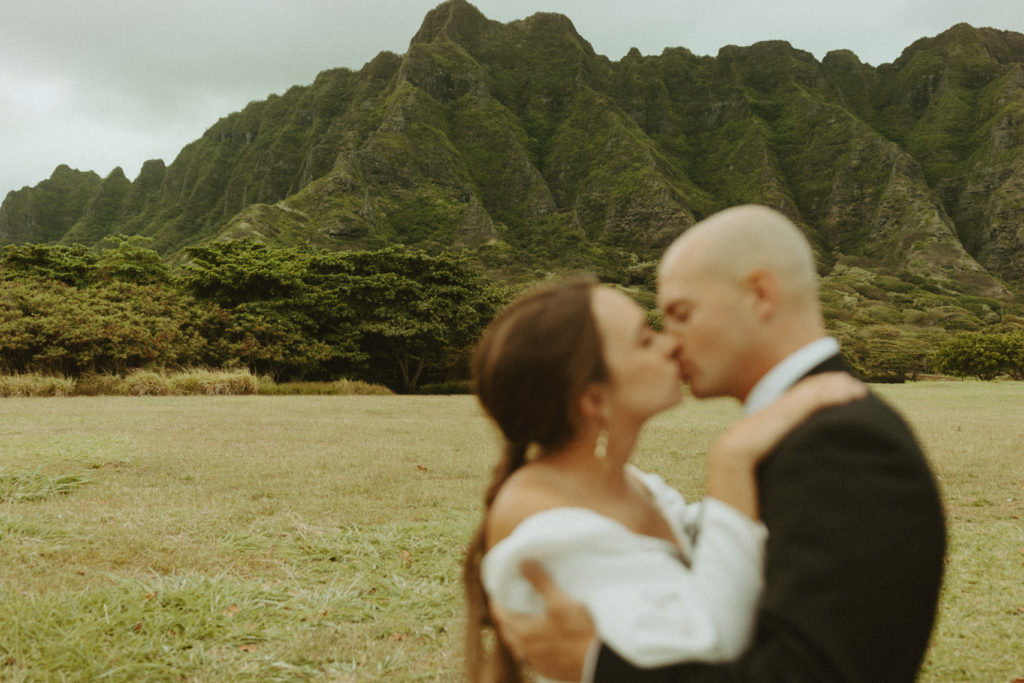 the couple kissing in Hawaii
