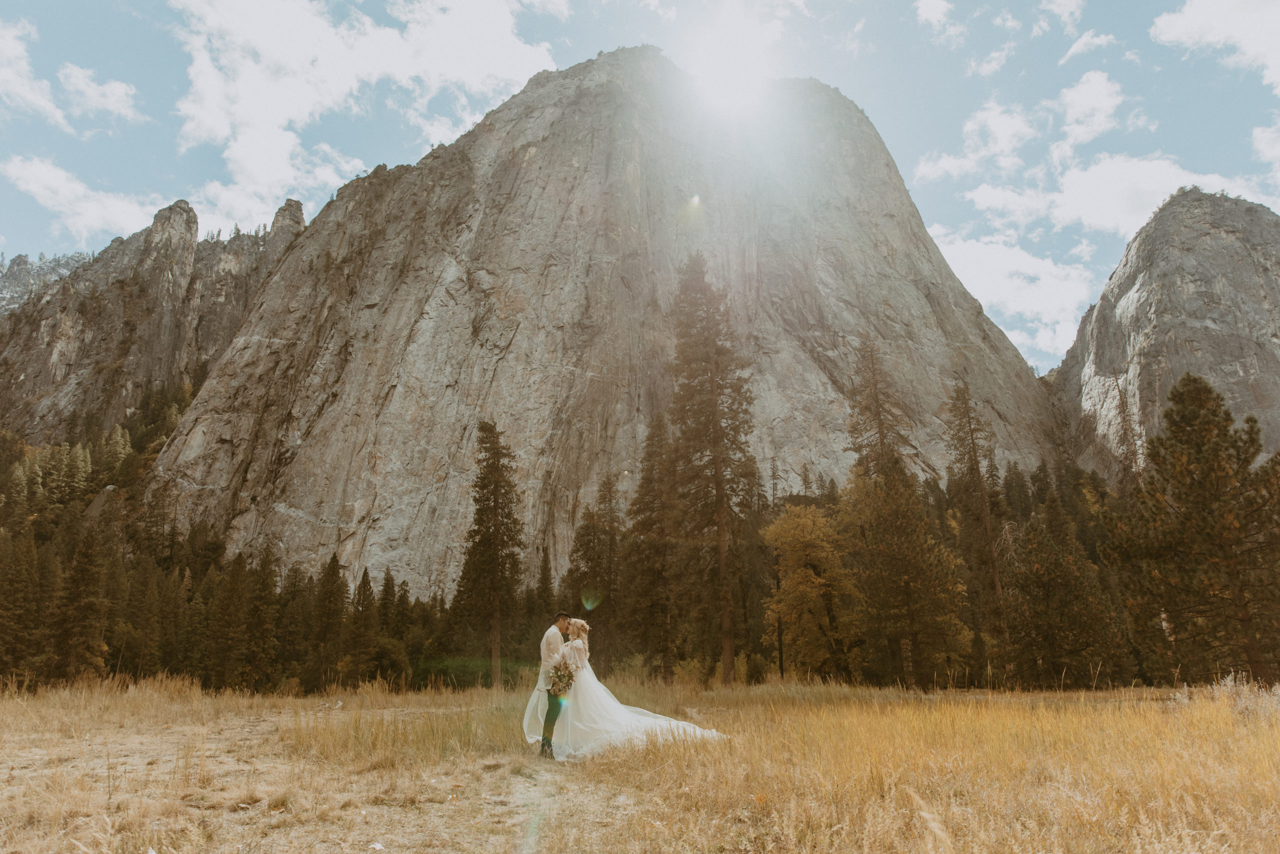 couple eloping at Yosemite