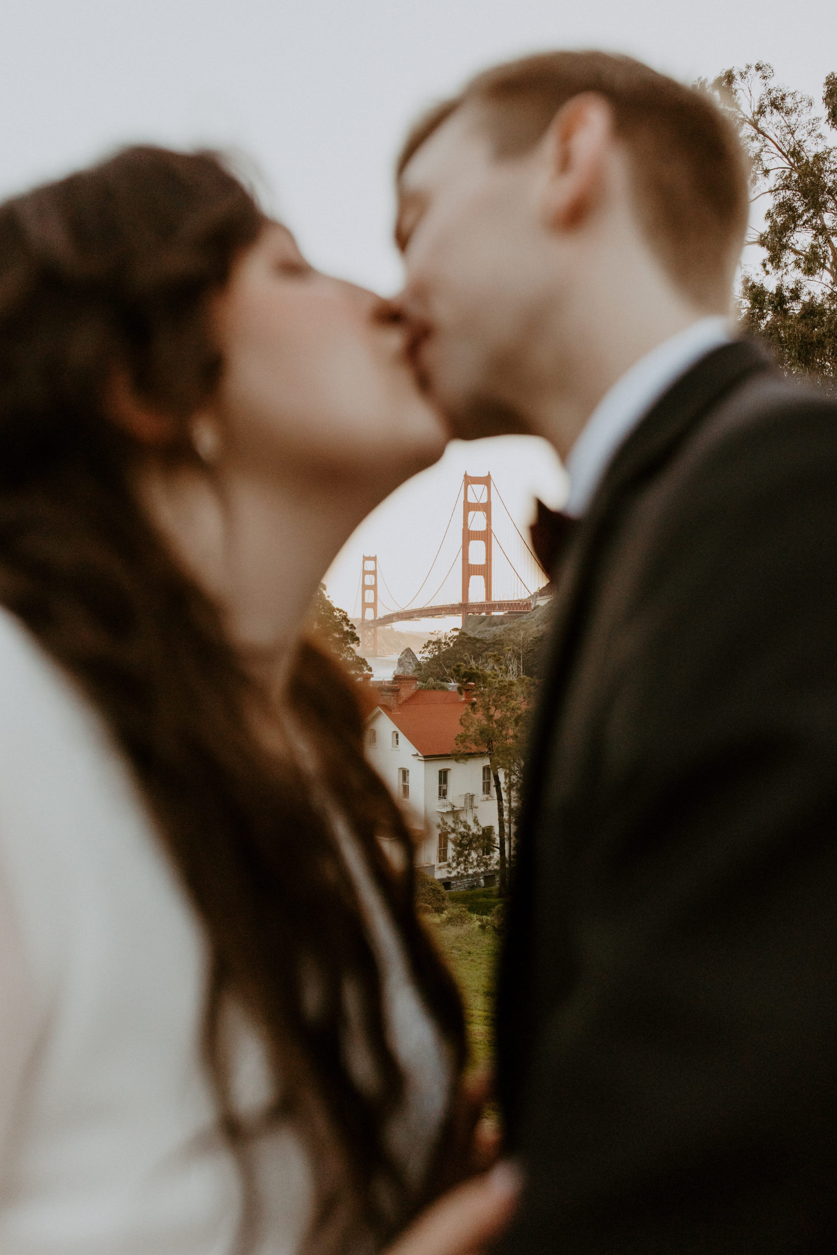 the couple kissing in front of the Golden Gate Bridge