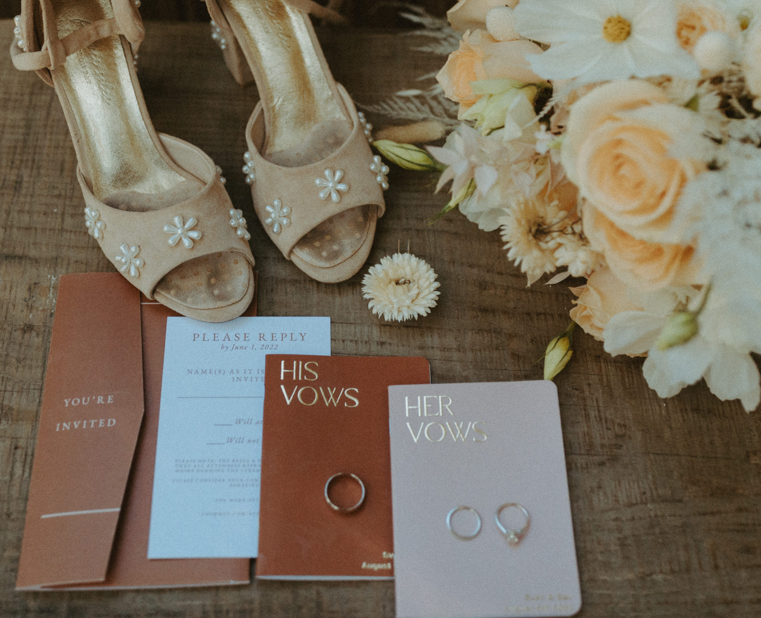 the flatlay of the wedding details