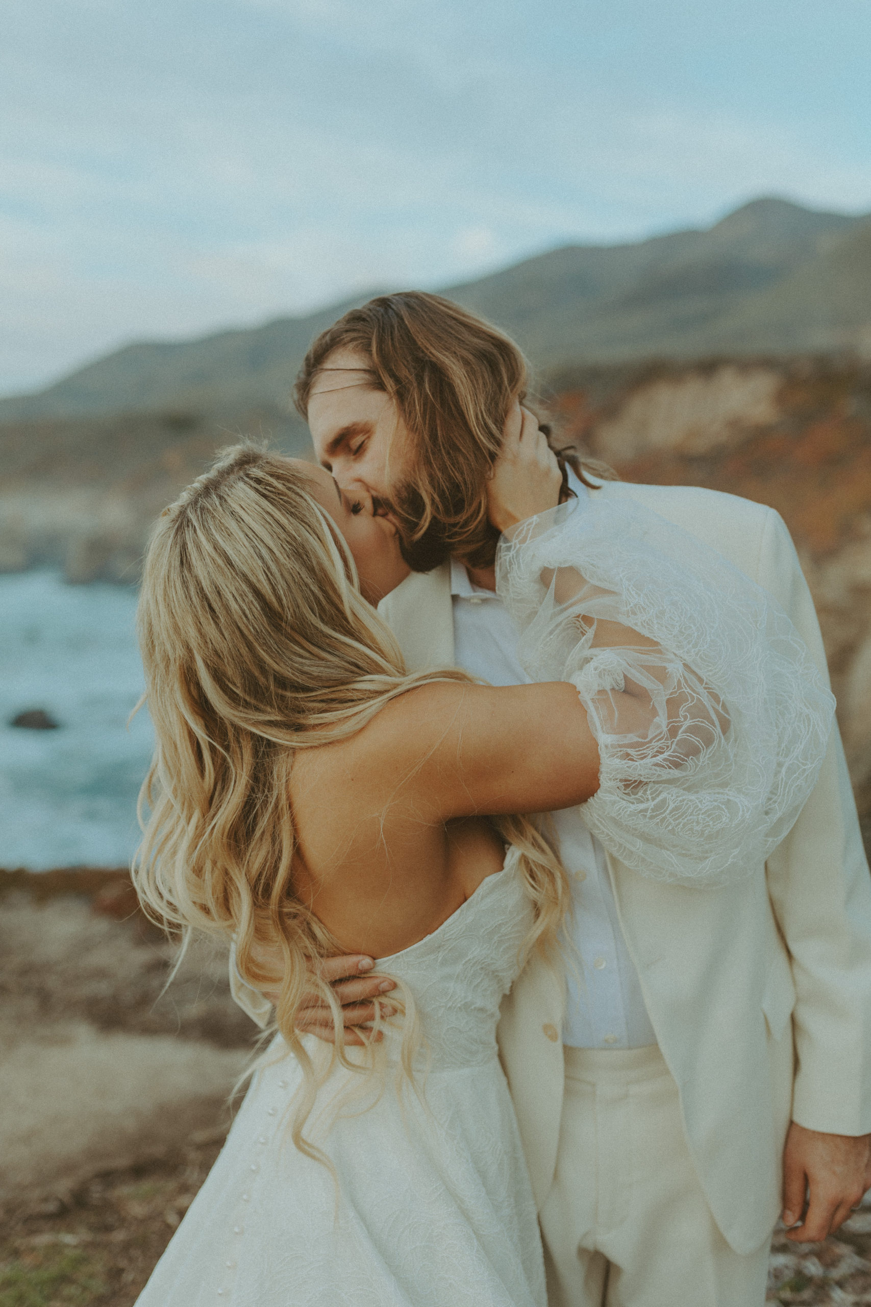 the couple kissing in the wind for unique wedding photos
