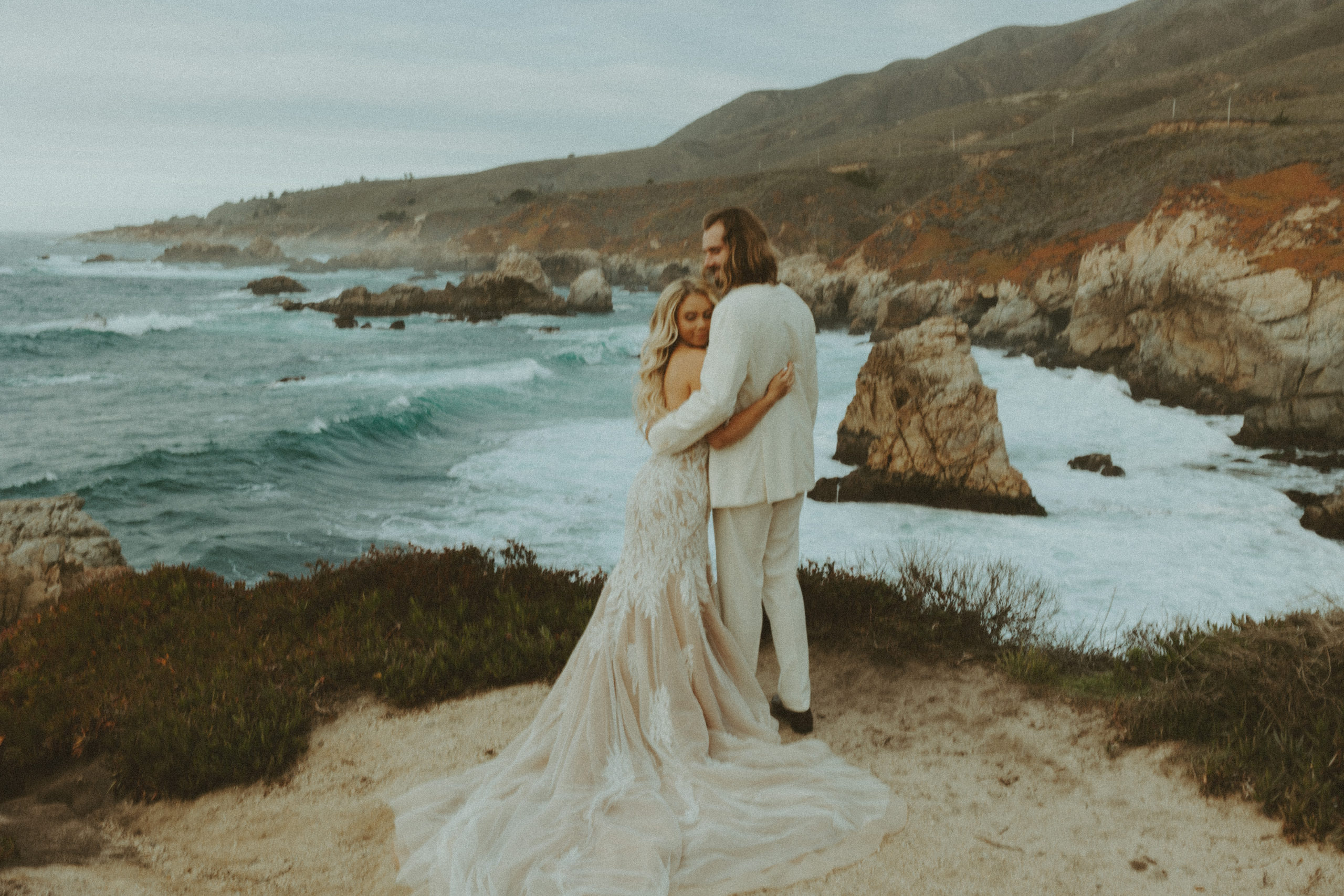 the couple hugging at the cliffs at Big Sur