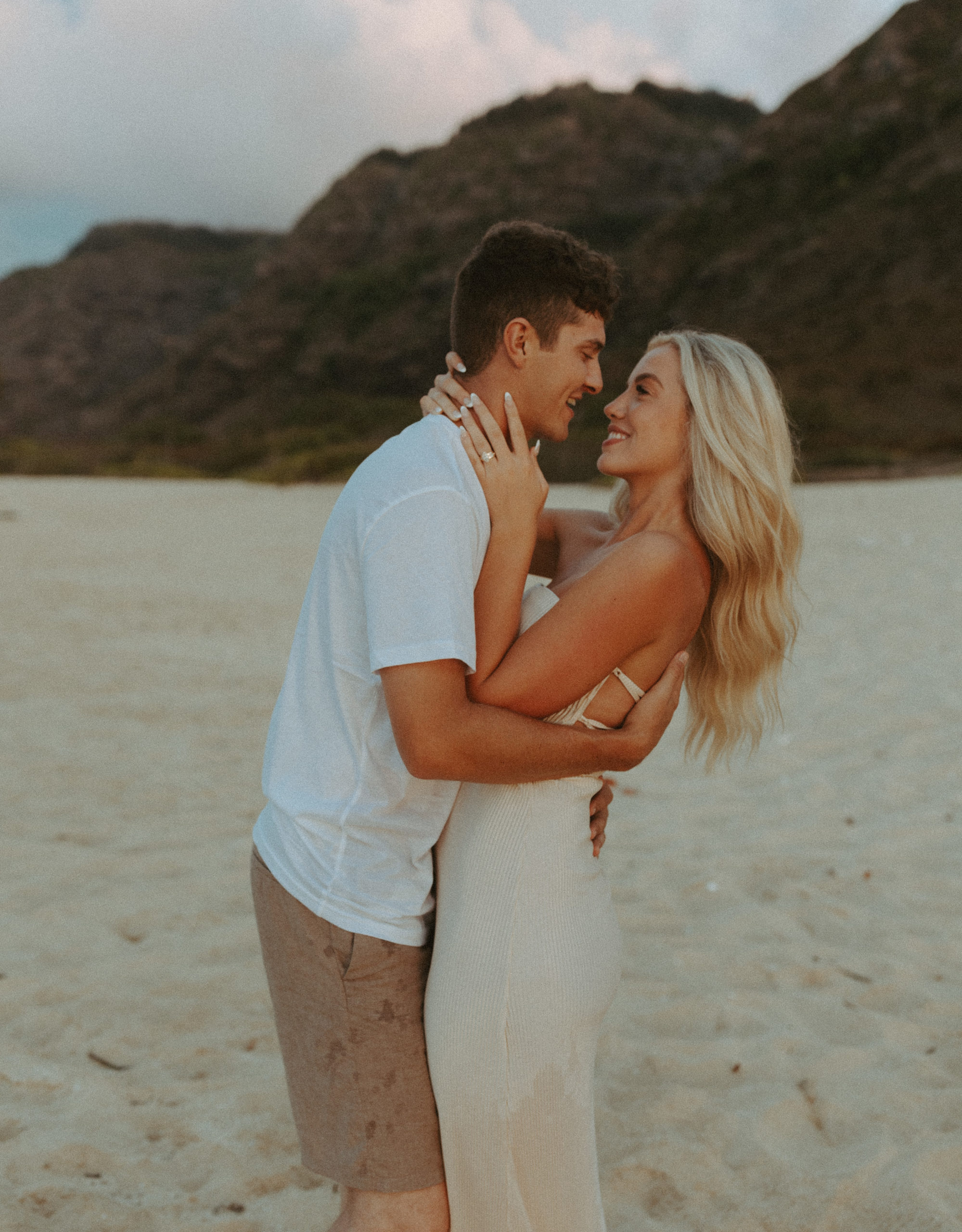 the couple leaning in to kiss for beach couple photos