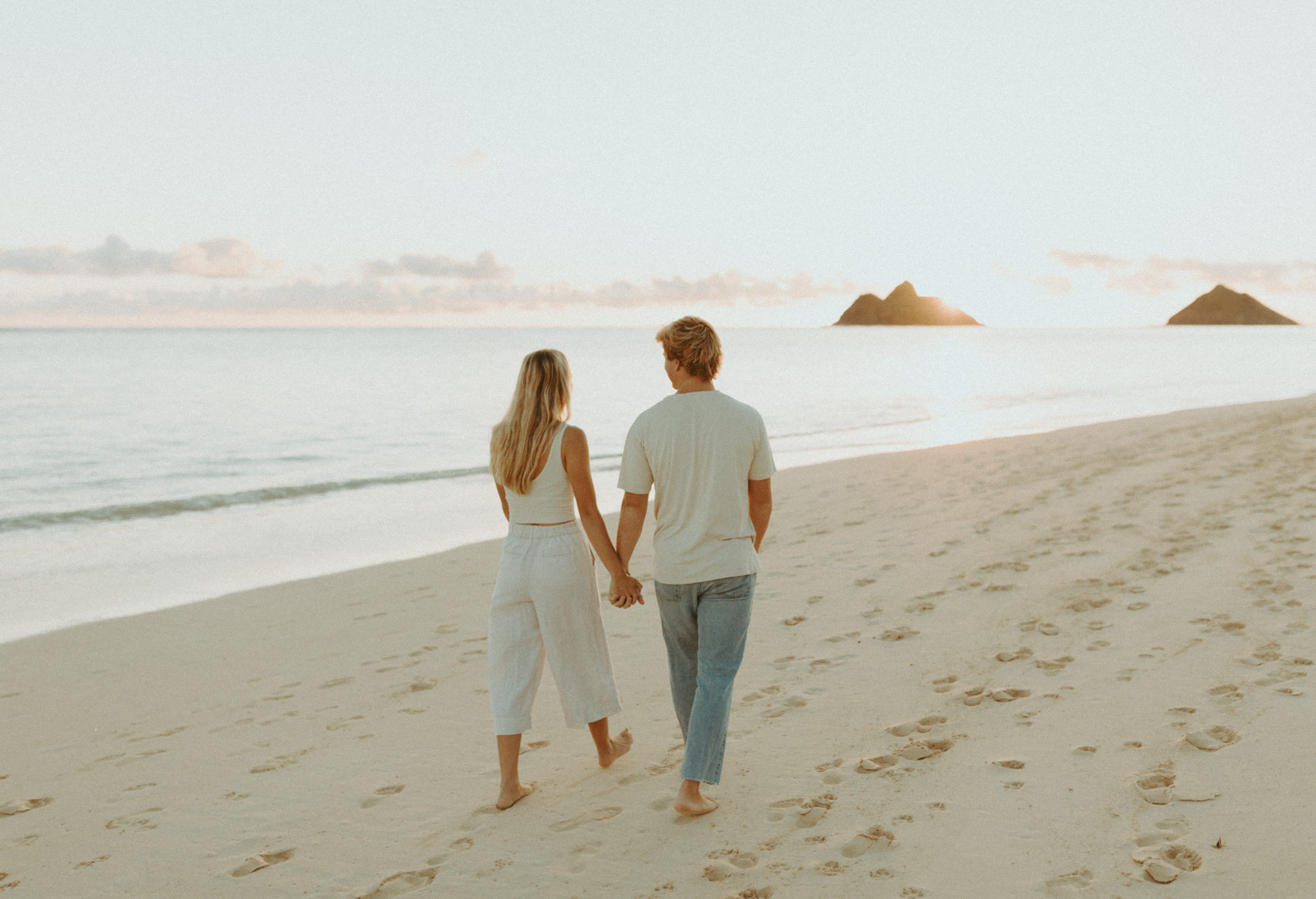 Sunrise Photoshoot Couple Ideas in Oahu, Hawaii - valoryevalyn.com