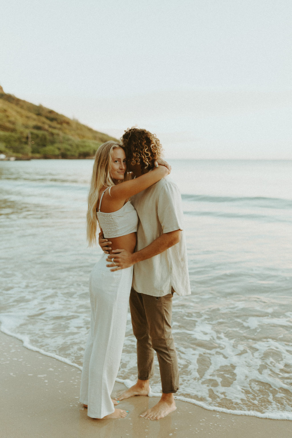 Couple Photoshoot Outfits for Your Hawaii Beach Pictures - valoryevalyn.com