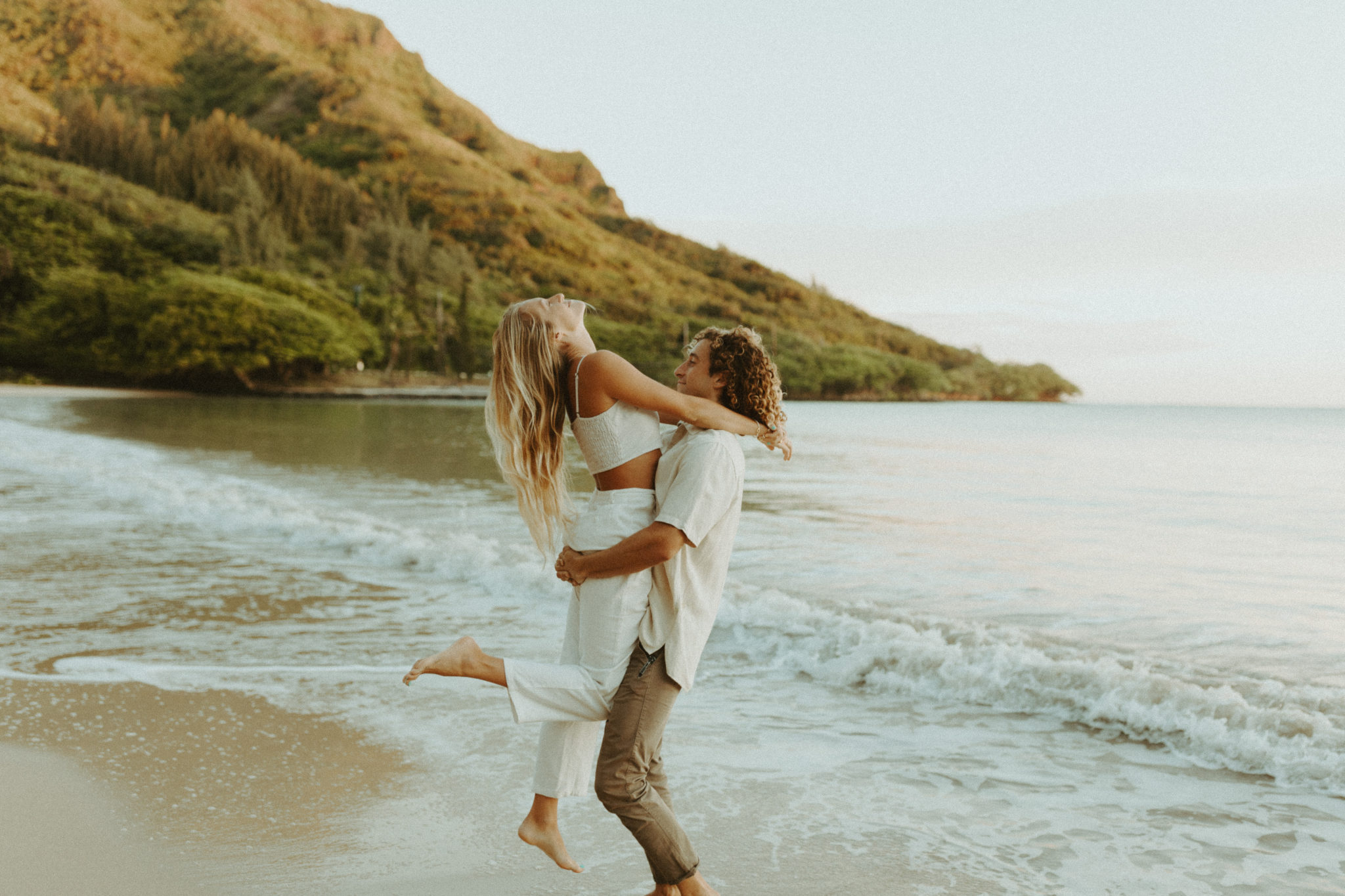 Couple Photoshoot Outfits for Your Hawaii Beach Pictures - valoryevalyn.com