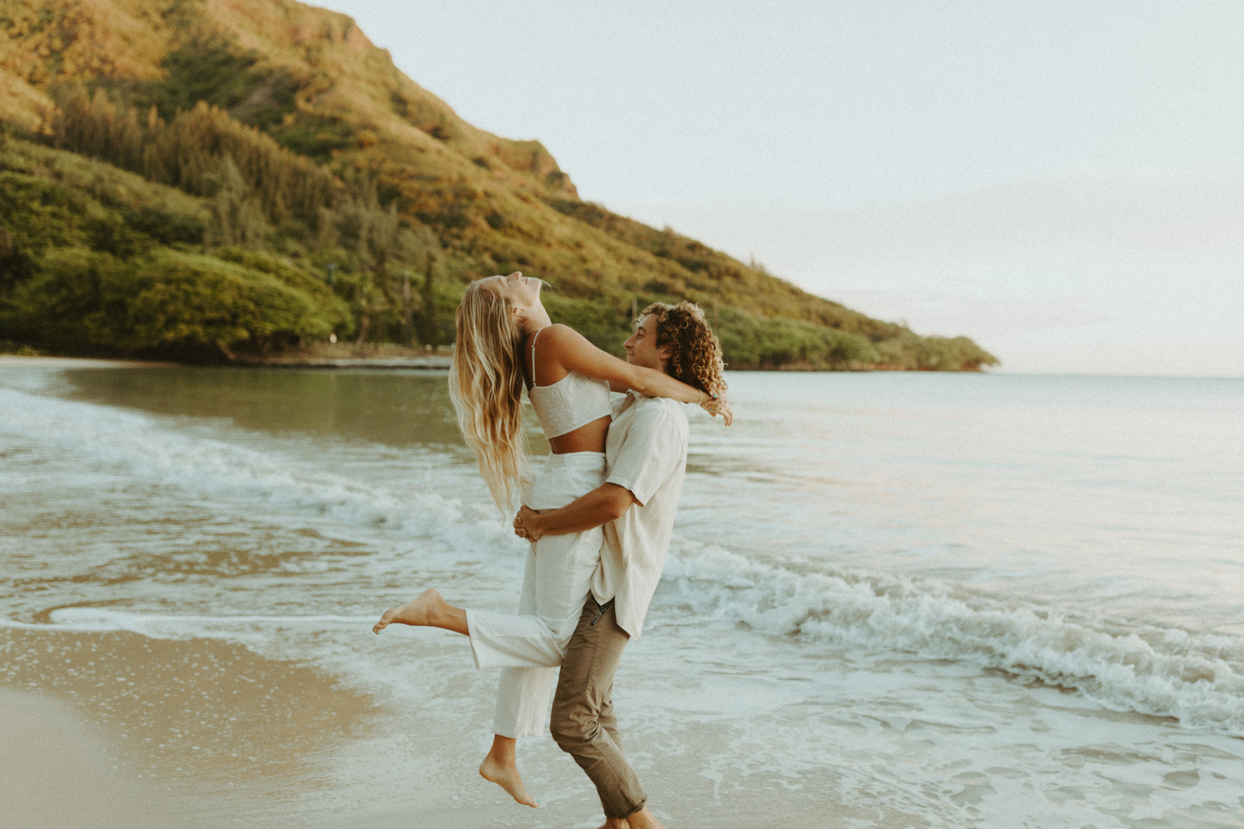 the couple dancing on the beach in Hawaii 