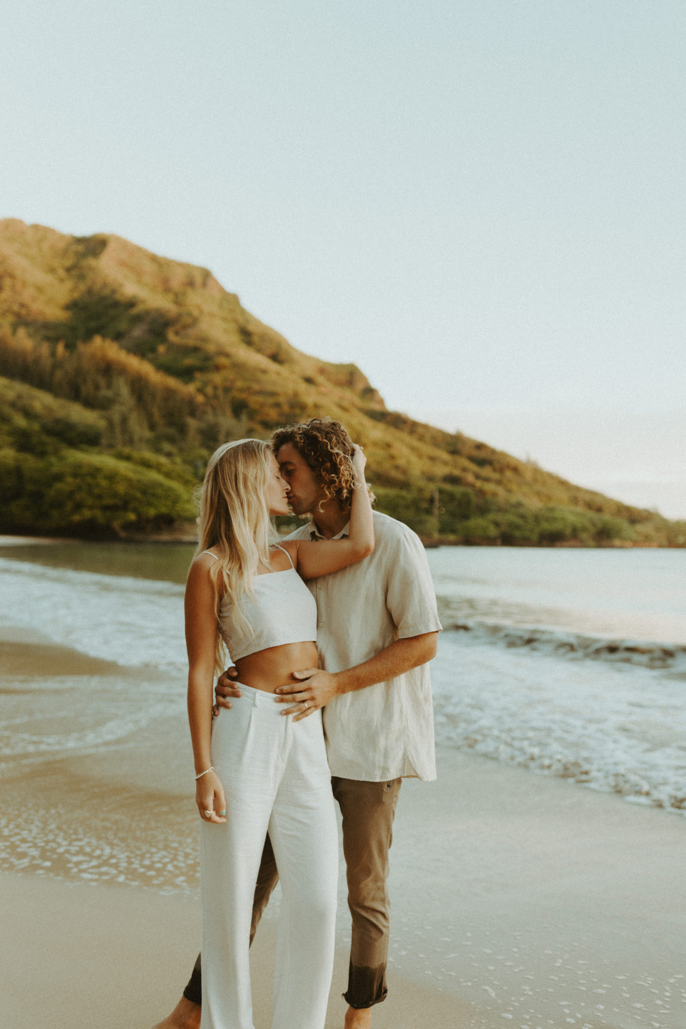 Couple Photoshoot Outfits for Your Hawaii Beach Pictures - valoryevalyn.com