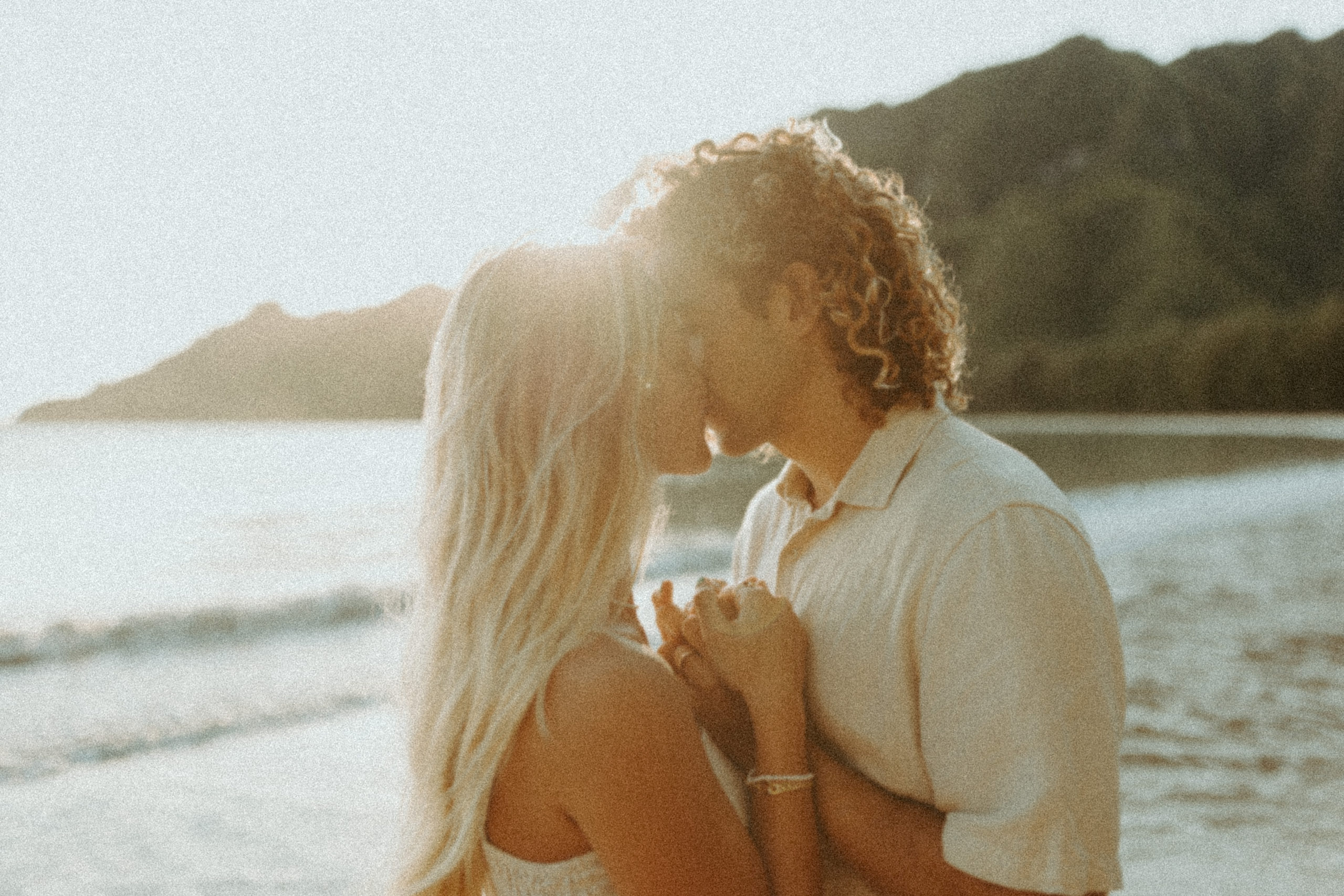 the couple kissing during sunset pictures