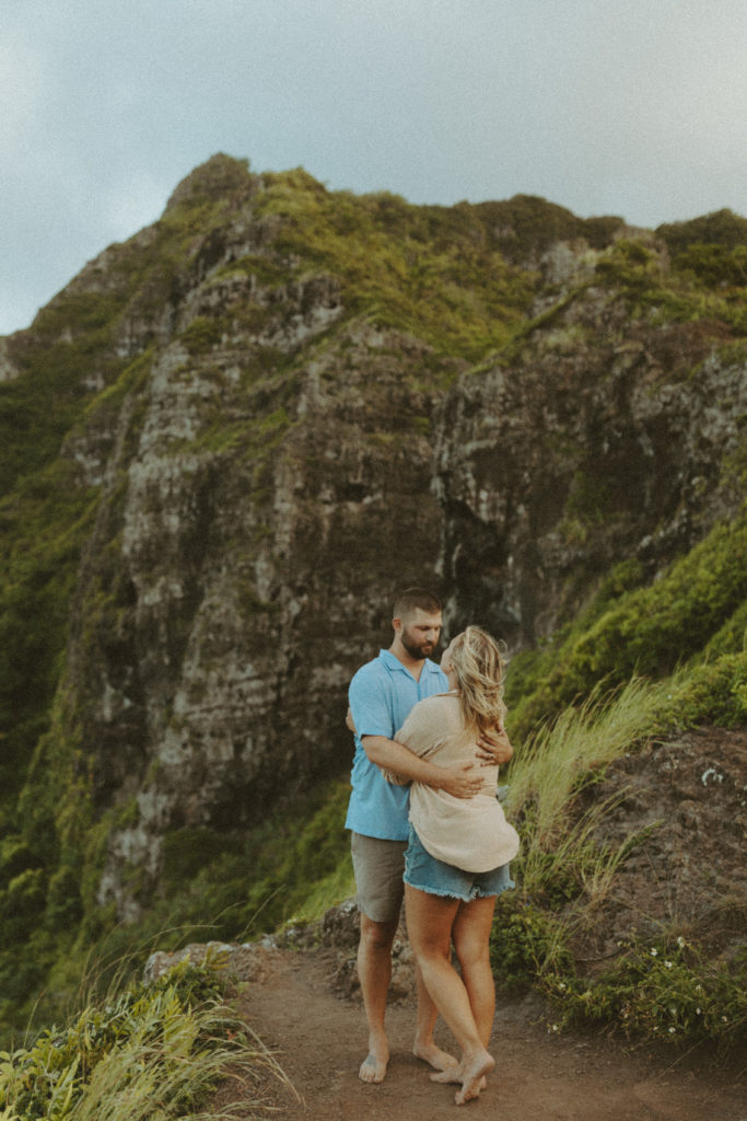 couple hugging for anniversary photos in Hawaii 