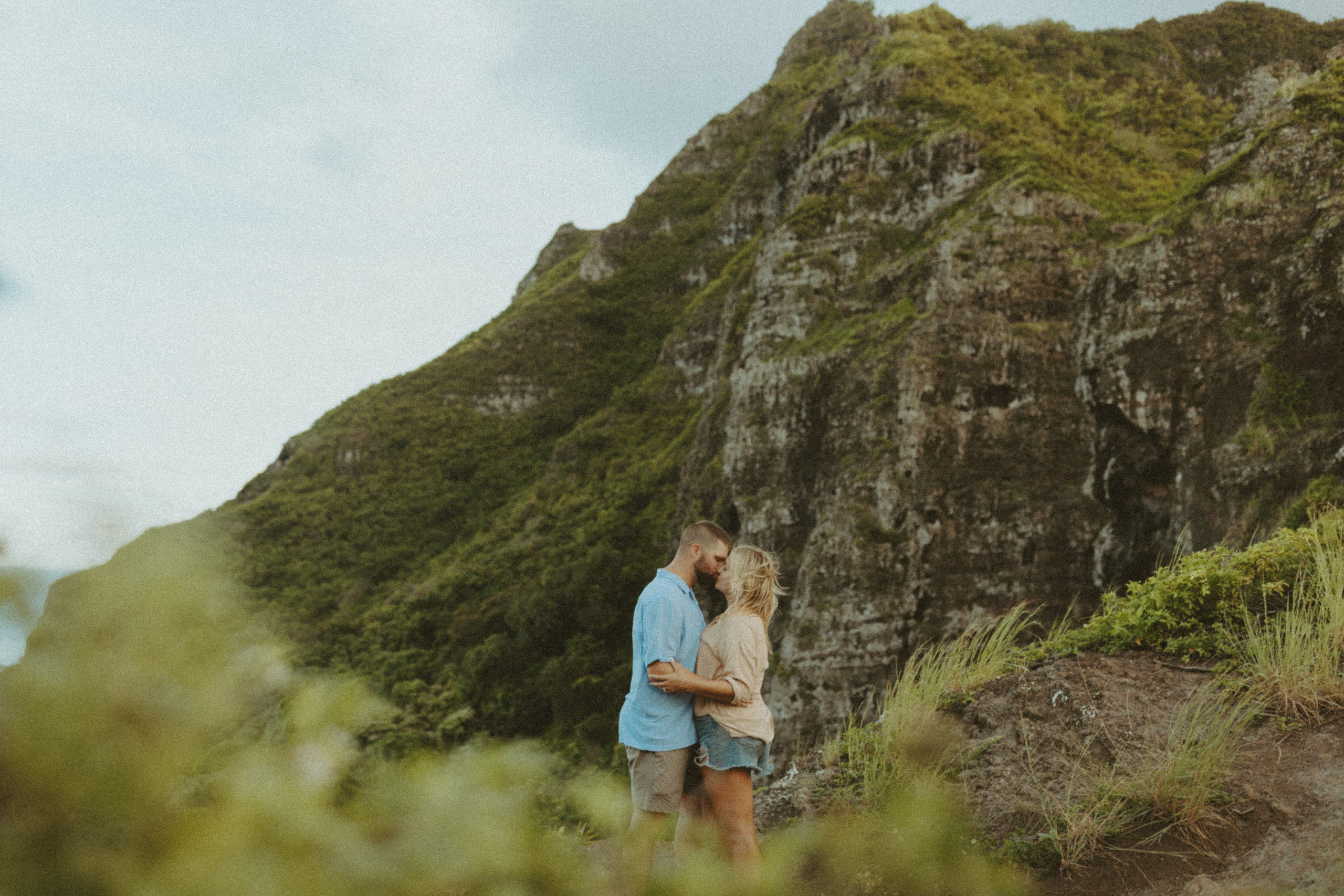 couple kissing in Hawaii