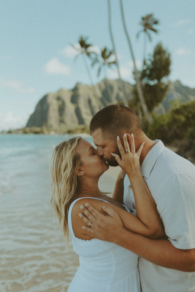 the couple kissing during their couples photoshoot for their anniversary in Hawaii