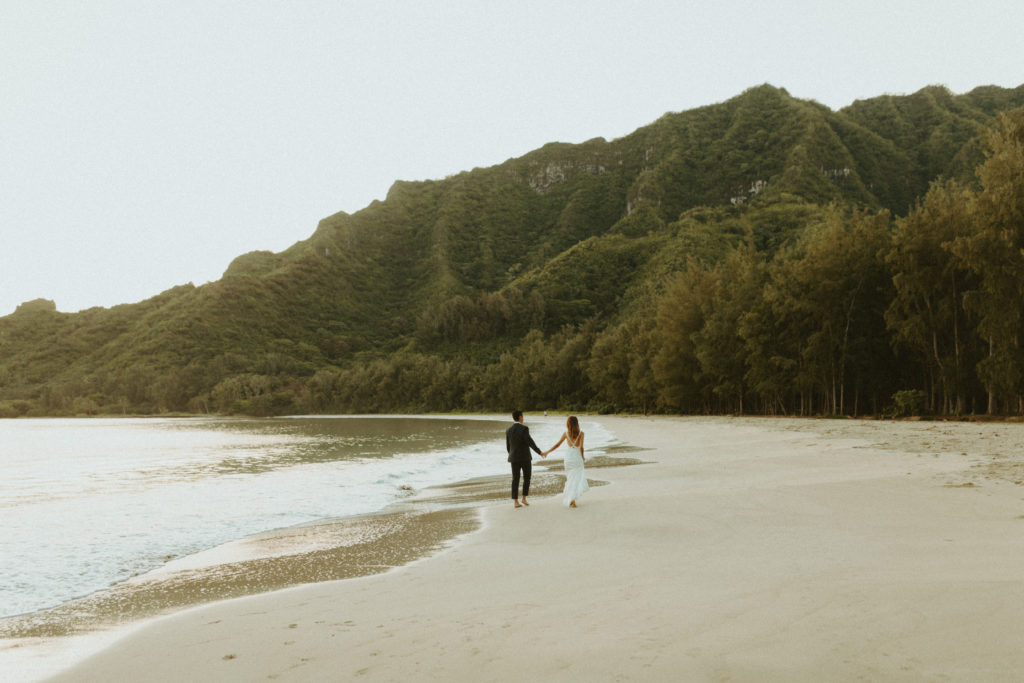 the couple walking away from the Hawaii photographer