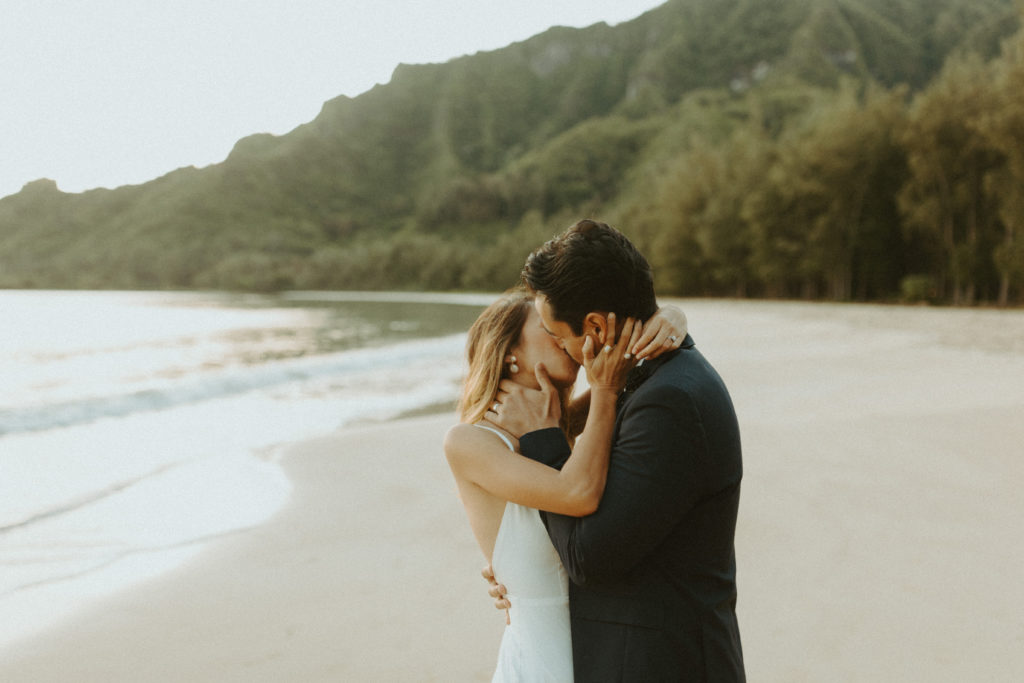 the couple kissing on the beach captured by the Hawaii photographer