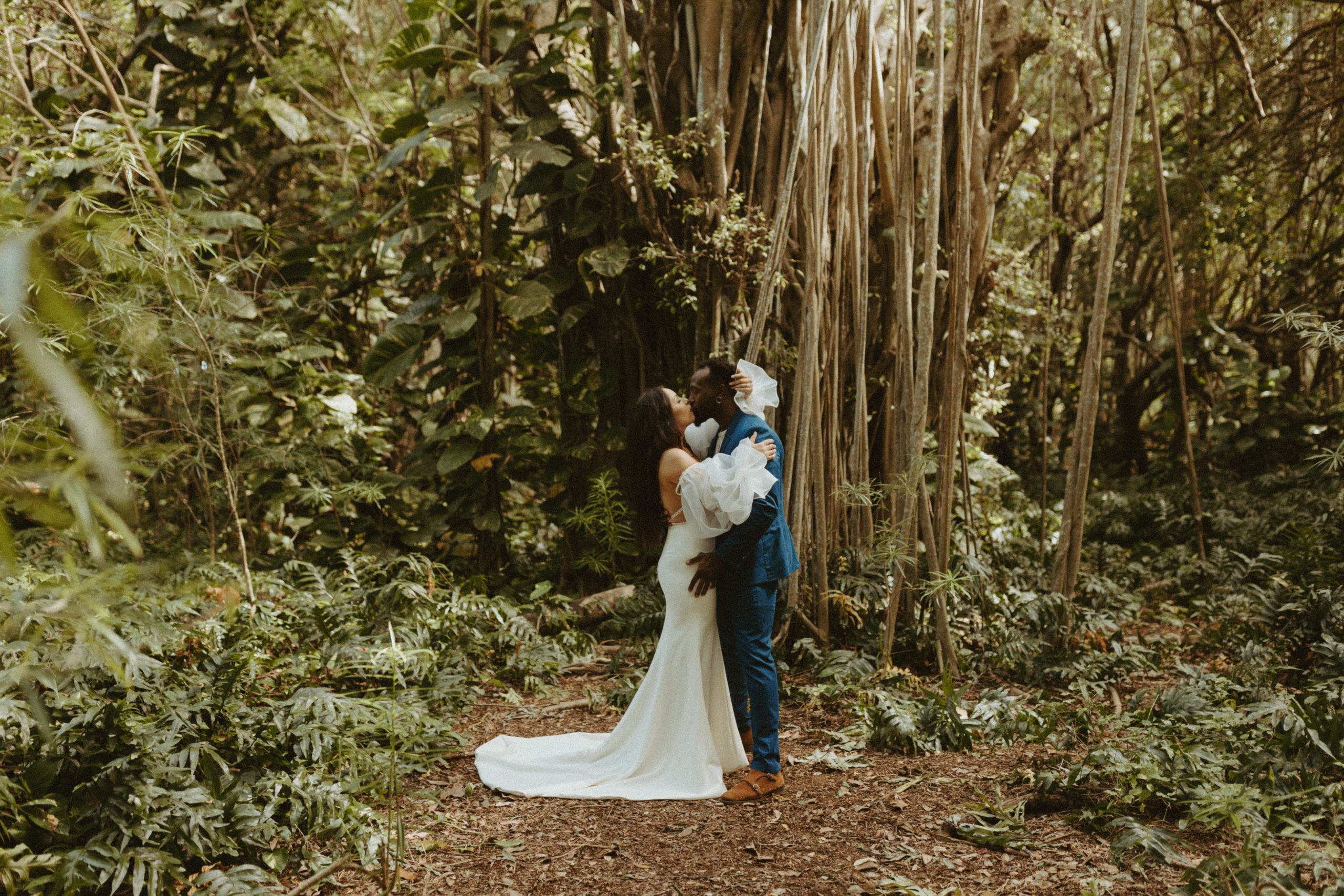 the couple kissing in Hawaii during their elopement