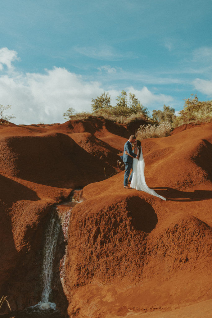 the couple walking on the canyon during their Hawaii elopement
