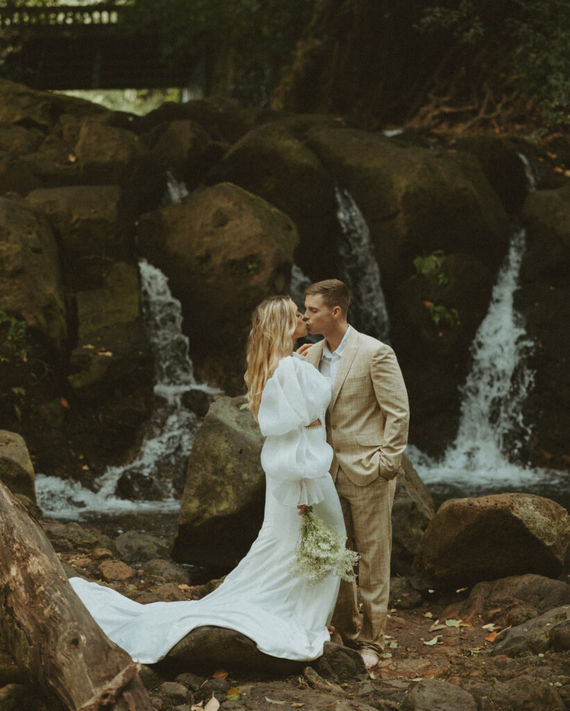 couple posing for their wedding pictures in the jungle of Oahu