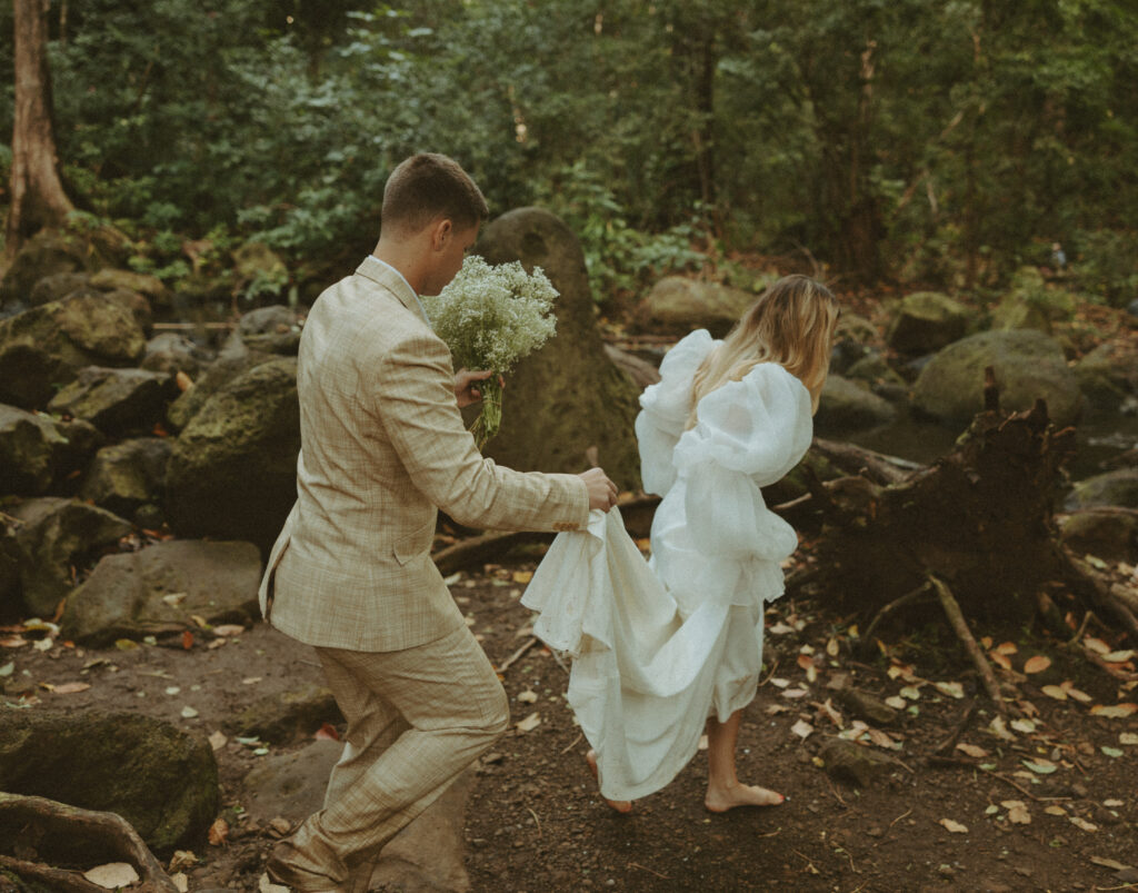 couple posing for their elopement pictures in the jungle of hawaii