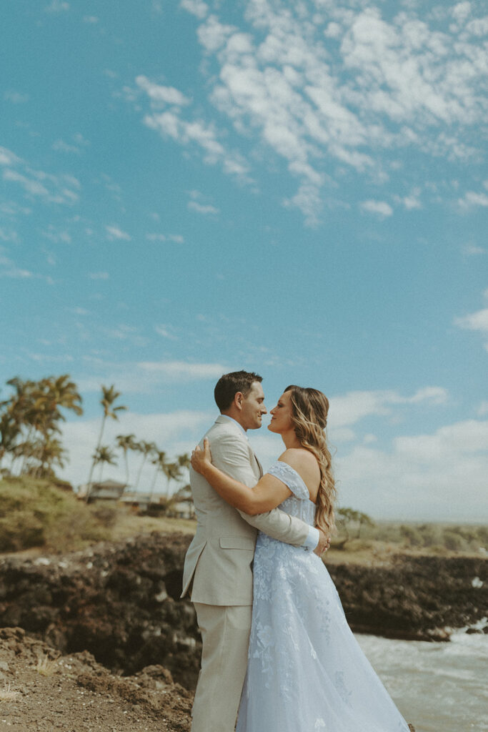 bride and groom in hawaii for their destination wedding having a picnic | A Peaceful and Laid Back Big Island Hawaii Wedding
