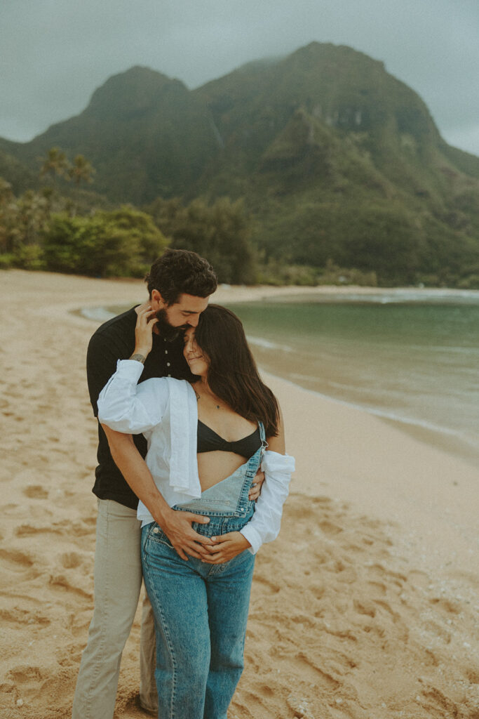 boho maternity session - a maternity photoshoot for couples in tunnels beach - valory evelyn photography