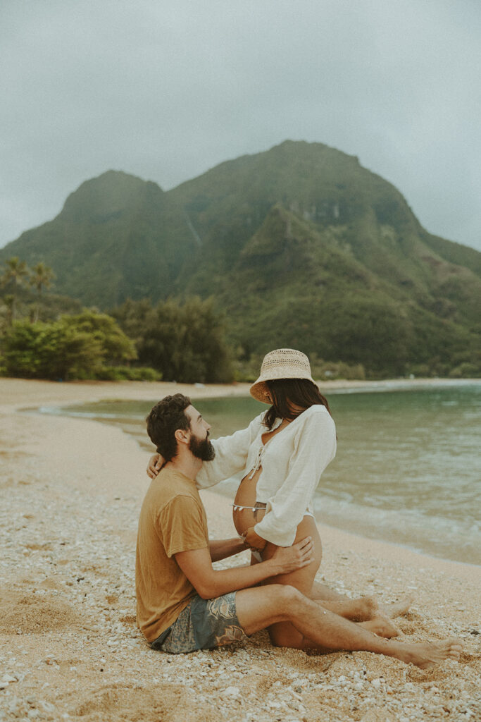 boho maternity session - a maternity photoshoot for couples in tunnels beach - valory evelyn photography
