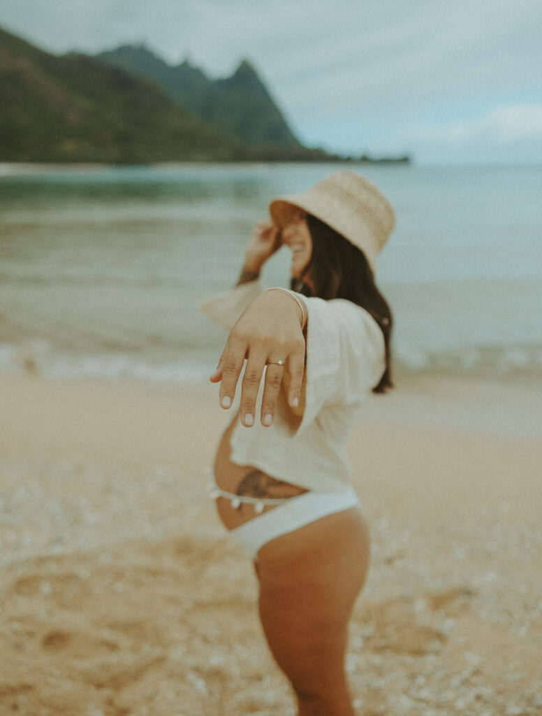 a maternity photoshoot for couples in tunnels beach - valory evelyn photography
