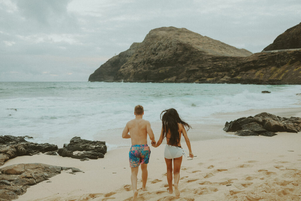 couple posing on the beaches of hawaii