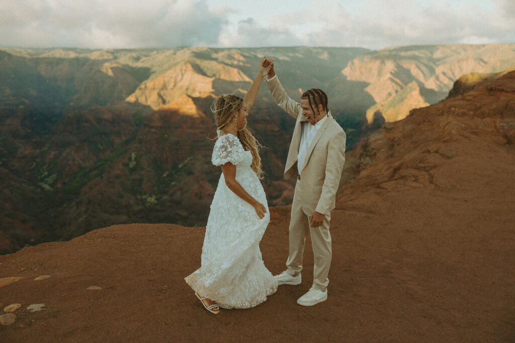 a hawaii engagement photoshoot at waimea canyon
