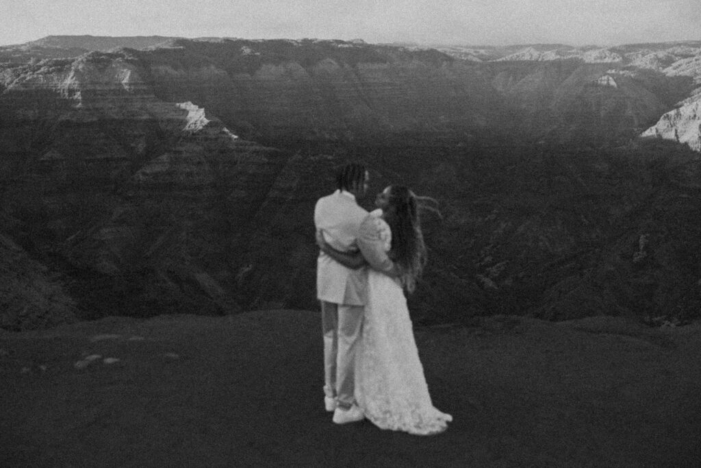 a hawaii engagement photoshoot at waimea canyon
