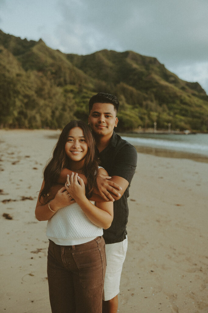 A Playful Sunrise Honeymoon Photoshoot in Hawaii | couple playing on the beaches of hawaii for a photoshoot session