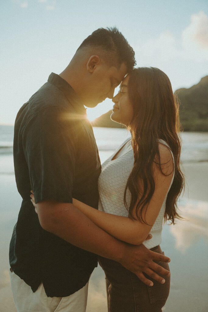 A Playful Sunrise Honeymoon Photoshoot in Hawaii | couple playing on the beaches of hawaii for a photoshoot session

