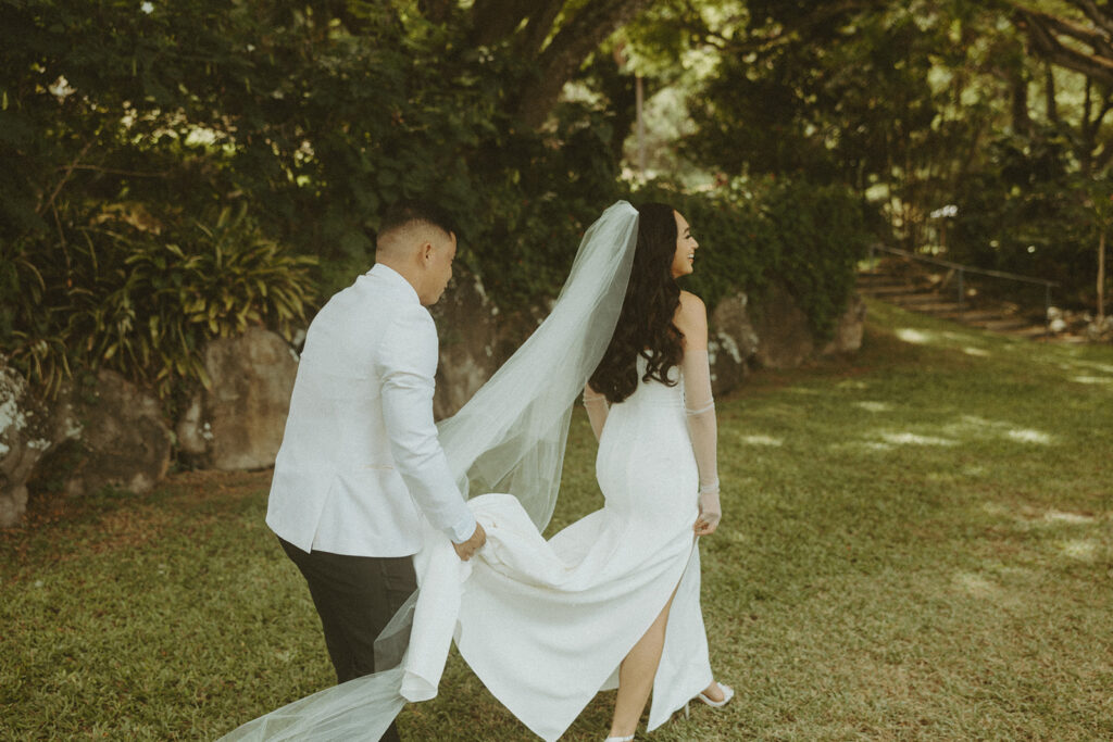 Couple posing for elopement photos in Oahu
