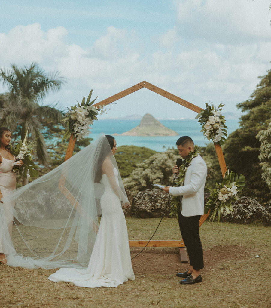 Couple posing for elopement photos in Oahu