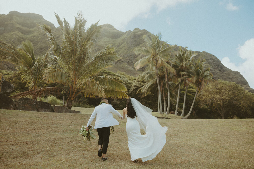 Couple posing for elopement photos in Oahu
