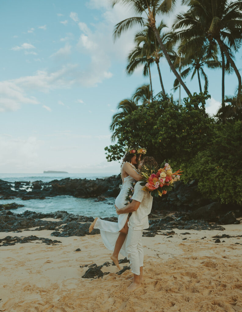 newlyweds taking elopement photos in hawaii
