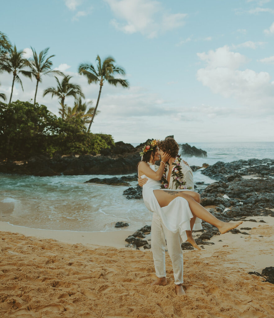 newlyweds taking elopement photos in hawaii
