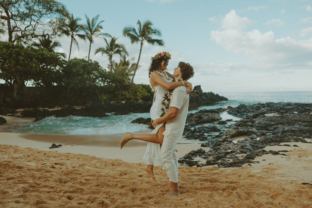 newlyweds taking elopement photos in hawaii
