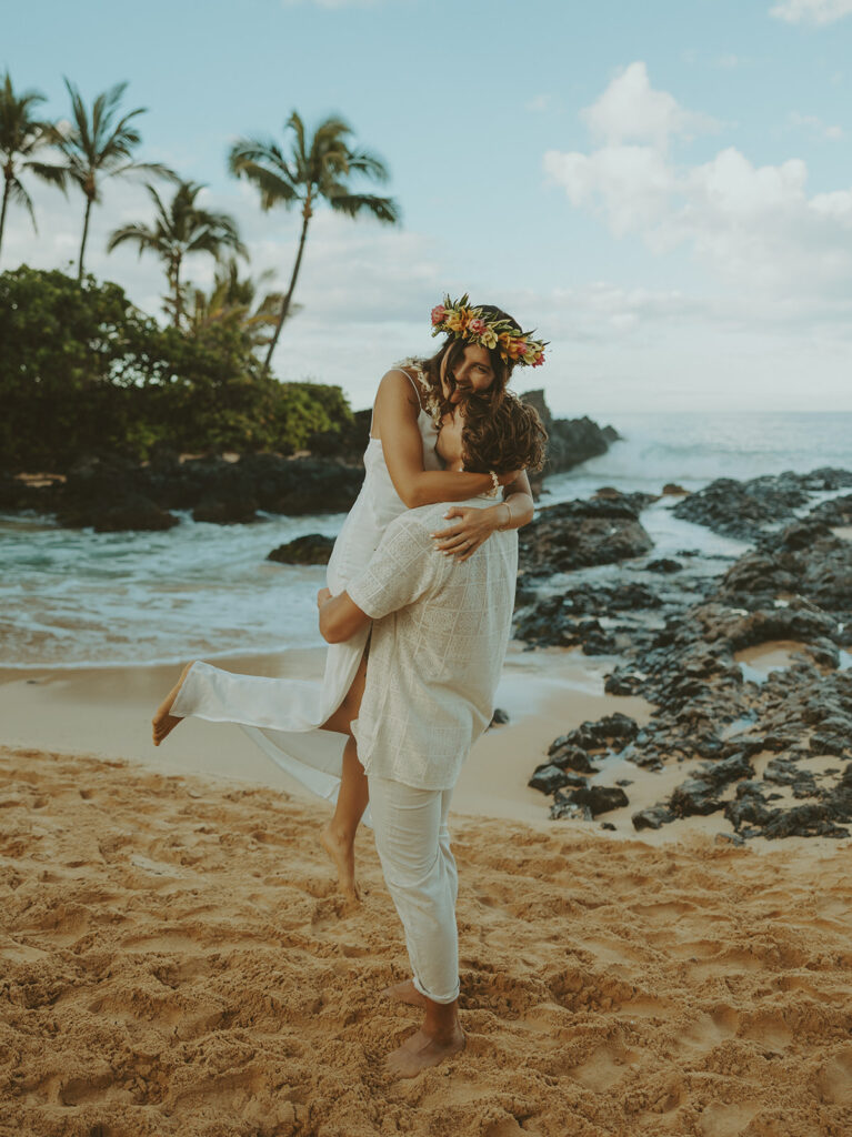 newlyweds taking elopement photos in hawaii
