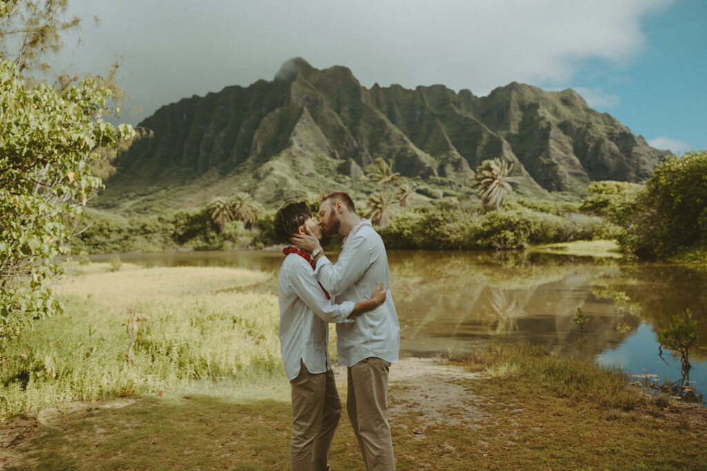 a elopement photoshoot in oahu
