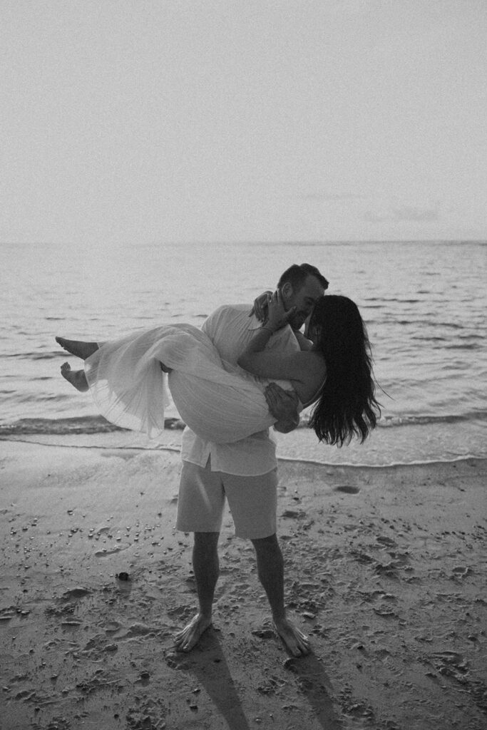 a beach side couples session in oahu