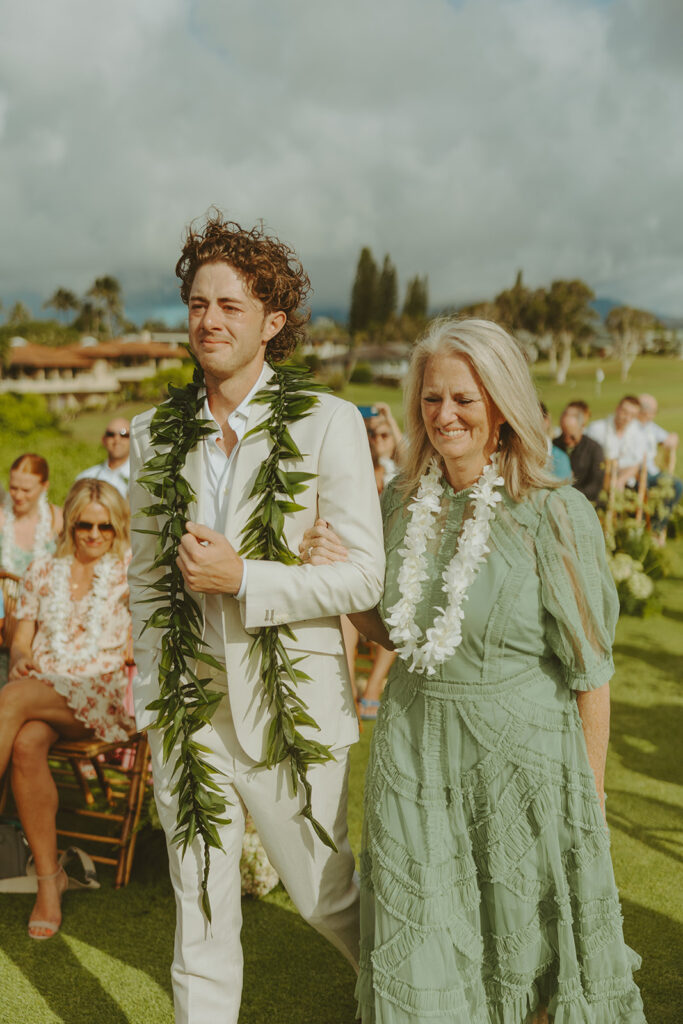 A relaxed and gorgeous destination wedding set in the stunning scenery of Kauai.
